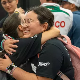 Alumnas festejando triunfo