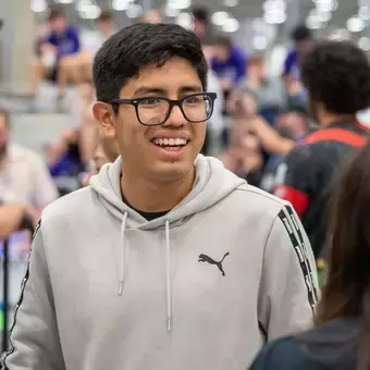 Estudiante en competencia sonriendo