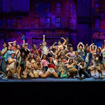 Elenco In The Heights en pose final al finalizar un acto