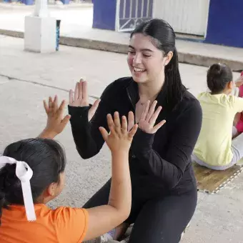 fernanda romero brindando clases a niñas de primaria