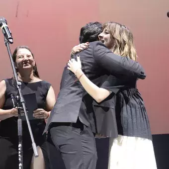 Abrazo de felicidad