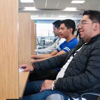 Estudiante en las renovadas instalaciones de Biblioteca