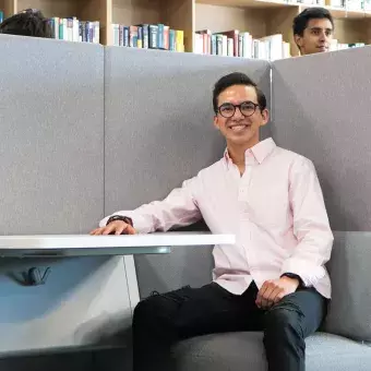 Estudiante en las renovadas instalaciones de Biblioteca