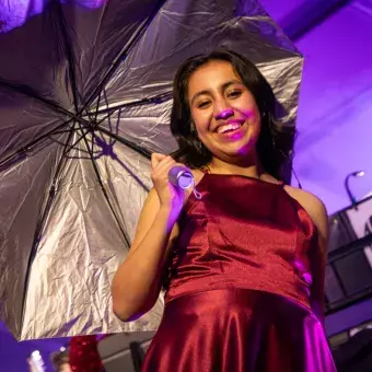 Alanis cantante Arte y Cultura interpreta escena con sombrillas