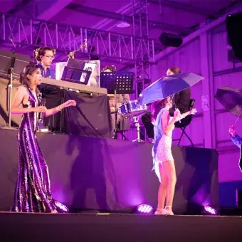 Escena sombrillas cantantes Arte y Cultura