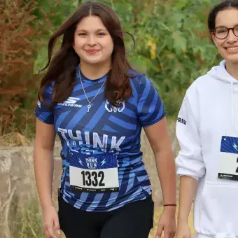 Participantes sonriendo a la cámara 