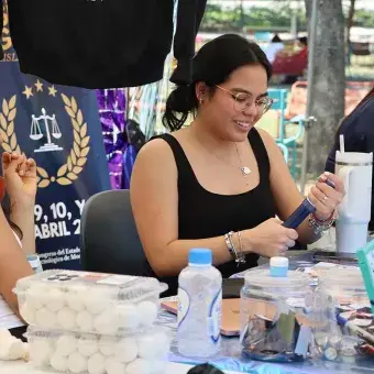 Representantes de los grupos estudiantiles compierton su oferta.