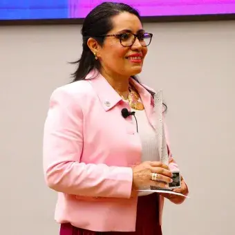 María Concepción del Alto junto a su reconocimiento del Premio Mujer Tec.