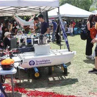 Los estudiantes presentaron su trabajo con los asistentes.