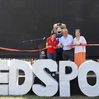 Como parte de la inauguración autoridades hicieron el corte de listón.