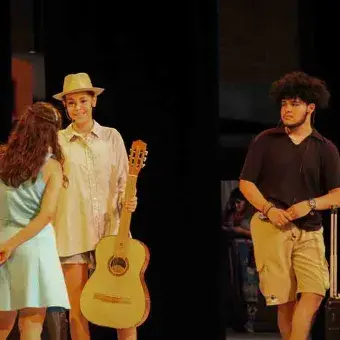 Estudiantes del Tec actuando la obra