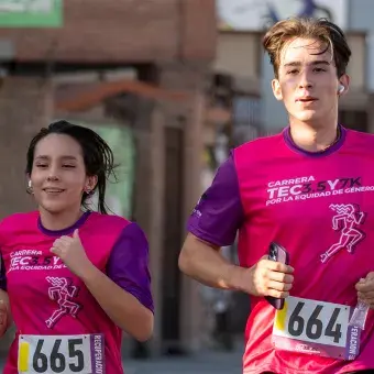 Alumnos corriendo la Carrera Tec.