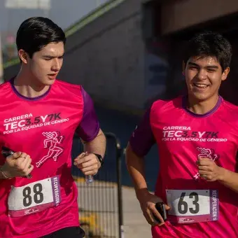 Alumnos riéndose mientras corren la Carrera Tec.