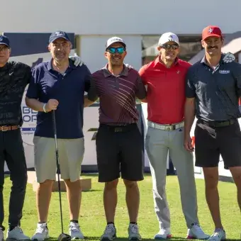 Equipos disfrutando de la convivencia en el campo de golf