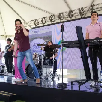 Grupo de musical cantando