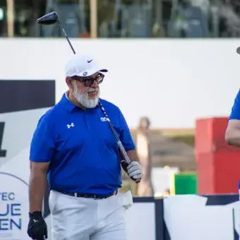 Participante concentrado durante su turno en el campo.