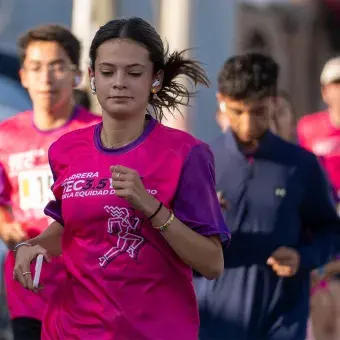 Alumna con audífonos corriendo la Carrera Tec.