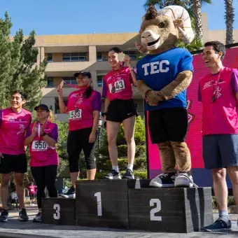 Personas ganadoras en el podio de la Carrera Tec.