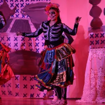 Estudiantes bailando