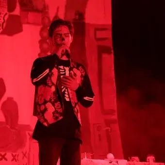 Alumno cantando sobre el escenario