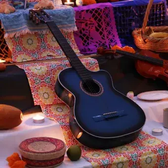 Guitarra sobre altar de muertos
