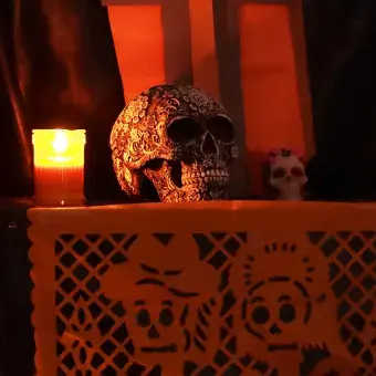 Toma cercana de altar de muertos