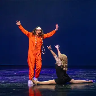 Alumna haciendo split en escenario en musical Legalmente Rubia.