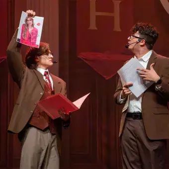 Alumnos discutiendo en musical Legalmente Rubia.