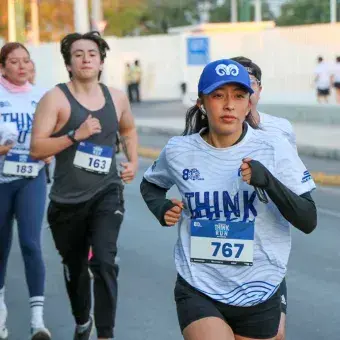 En el marco del 50 aniversario del Tec de campus Querétaro se llevó a cabo la carrera Think, Feel & Run 2025 powered by Skechers con la participación de 1700 corredoras y corredores. 