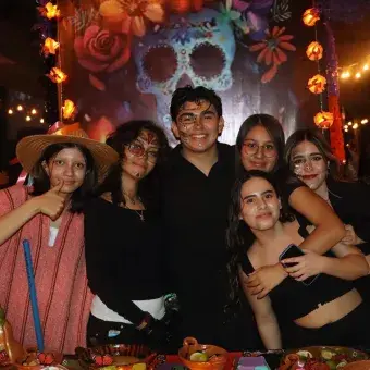 La PrepaTec Cuernavaca celebró la duodécima edición del Festival Omeyocán, inspirado en el Virreinato, con muestras gastronómicas, ofrendas, arte y música que unieron tradición, historia e innovación.