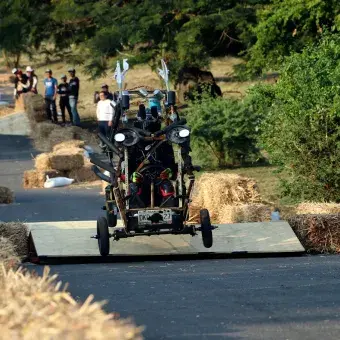 El Tec campus Cuernavaca realizó el Downhill Challenge 2025, donde equipos compitieron con gravity cars en una pista de obstáculos, premiando velocidad, diseño, creatividad y desempeño.