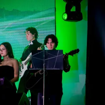 Jóvenes artistas juarenses hicieron vibrar el teatro con su energía.