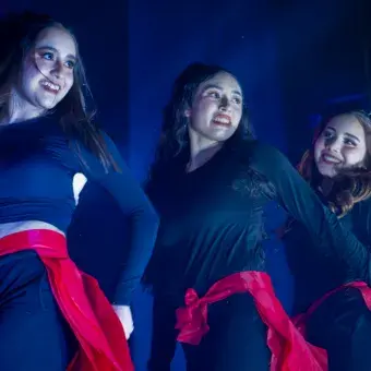 Baile y sincronía entre los participantes.