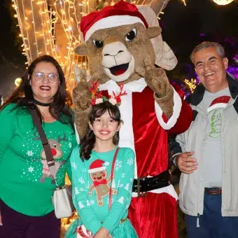 Asistentes de Fiestas Tec posando junto a Teus