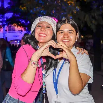Alumnas del Tec Querétaro durante el encendido de luces