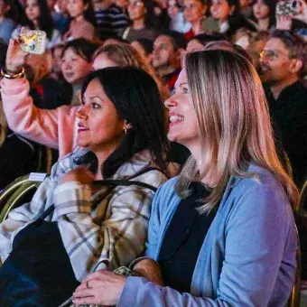 Público disfrutando del espectáculo navideño en el campus