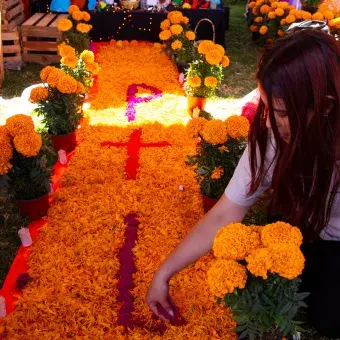 Montaje de altares por parte de estudiantes de PrepaTec Hidalgo.
