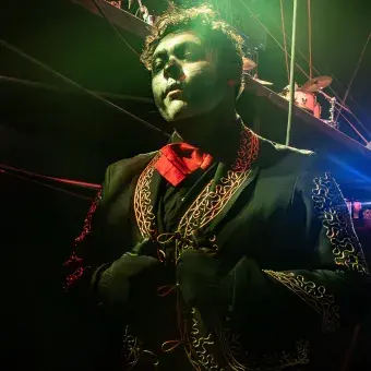 Personaje de catrín en Mictlán