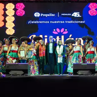 Elenco artístico con directivos de Tec campus Hidalgo.