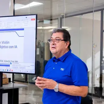 Profesor del Tec de Monterrey campus Laguna imparte taller en laboratorio de ingeniería