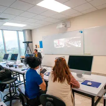 Asistentes al Symposium de Inteligencia Artificial aprenden en un taller celebrado en formato híbrido