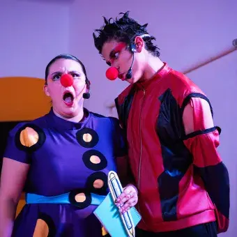 Dos actores con vestuarios y narices de payaso.
