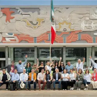 Egresados del campus Monterrey en su foto del recuerdo con el Mural