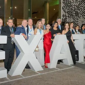 Egresados durante el encuentro Regreso a Casa, afuera del Auditorio Lu