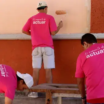 La comunidad del Tec campus Cuernavaca restauró la Escuela Telesecundaria Tezontli en Emiliano Zapata a través del Voluntariado Institucional, mejorando salones, canchas y espacios comunes.