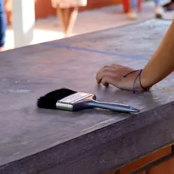 La comunidad del Tec campus Cuernavaca restauró la Escuela Telesecundaria Tezontli en Emiliano Zapata a través del Voluntariado Institucional, mejorando salones, canchas y espacios comunes.