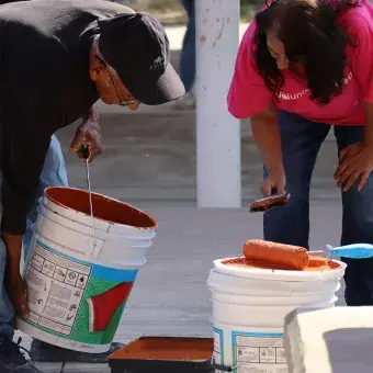 La comunidad del Tec campus Cuernavaca restauró la Escuela Telesecundaria Tezontli en Emiliano Zapata a través del Voluntariado Institucional, mejorando salones, canchas y espacios comunes.