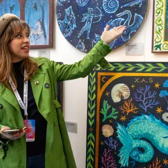 Entre lienzos, esculturas y pantallas, el stand del Tec de Monterrey reunió la obra de seis estudiantes en una feria internacional de arte.