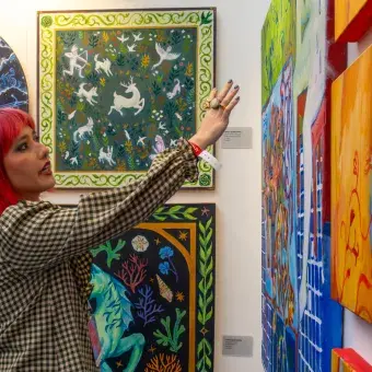 Cada obra expuesta refleja un proceso formativo que comenzó en las aulas y se consolidó en un escenario real del mundo del arte.