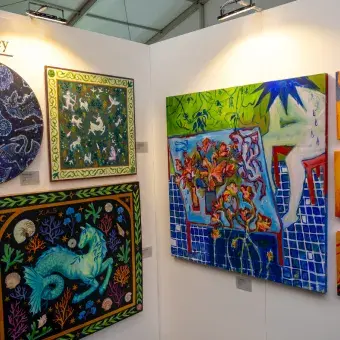 Pintura, escultura, video y arte digital convivieron en un mismo espacio, mostrando la diversidad de lenguajes de los jóvenes creadores.